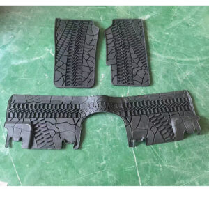 Tappetini in gomma per Jeep Wrangler JK 2006/2011 4 porte - coppia anteriore e tappetino posteriore in pezzo unico.